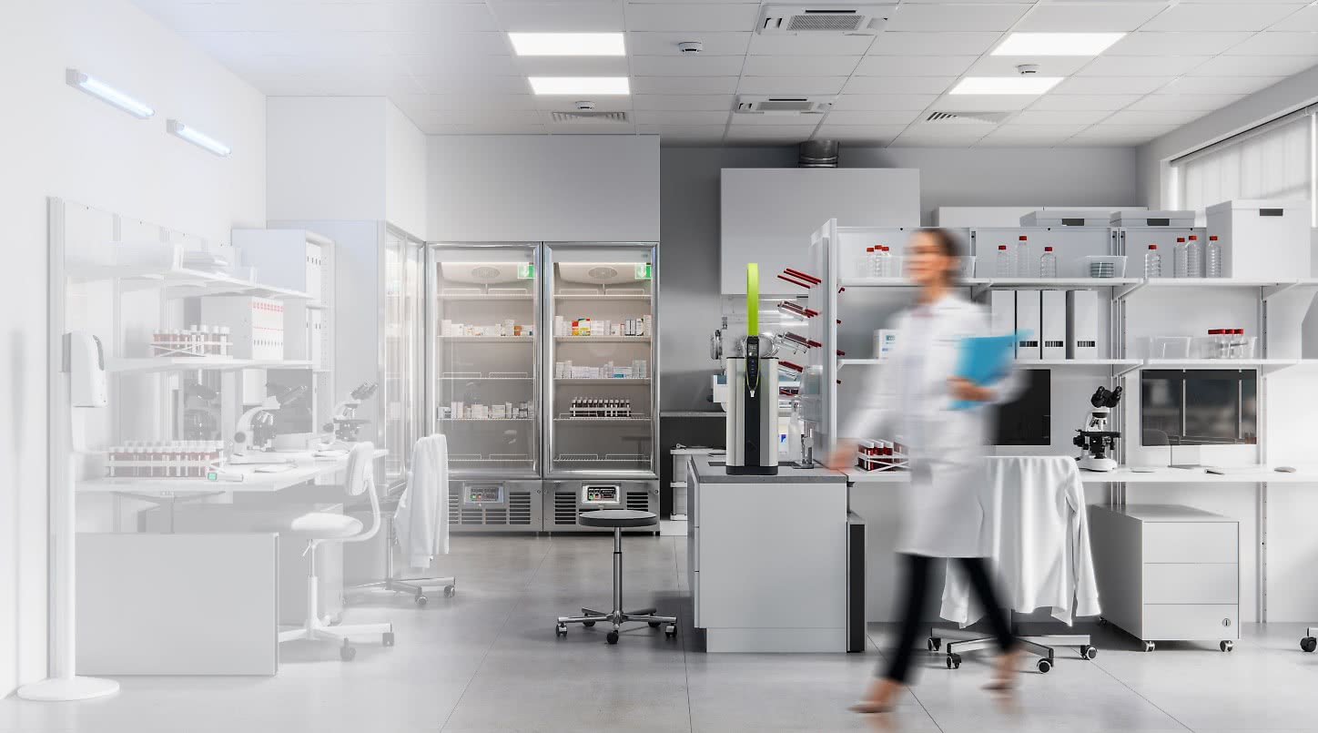 Kvinna som går förbi i ett laboratorium.